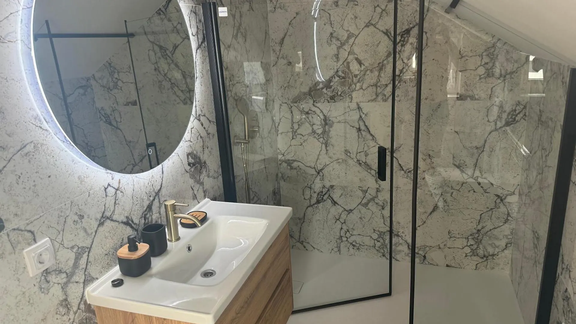 Luxury-Mandre Apartment
